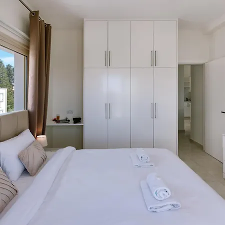 Modern 1 Bedroom Apartment *